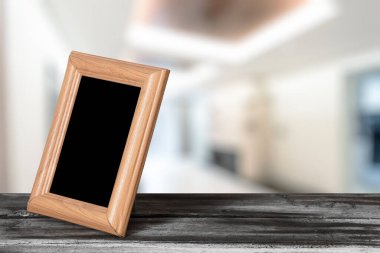 Oturma odasındaki ahşap masada fotoğraf çerçevesi.