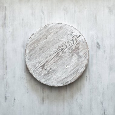 Eski ahşap masa üzerinde boş ahşap plaka, kopyalanmış arkaplan