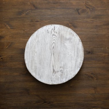 Eski ahşap masa üzerinde boş ahşap plaka, kopyalanmış arkaplan