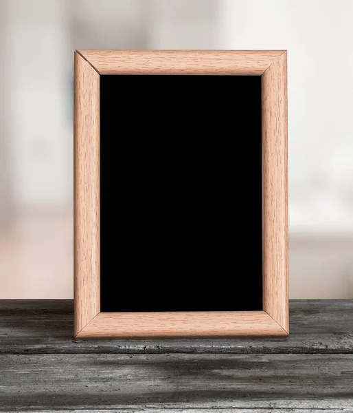 客厅里木制桌子上的相框 — 图库照片