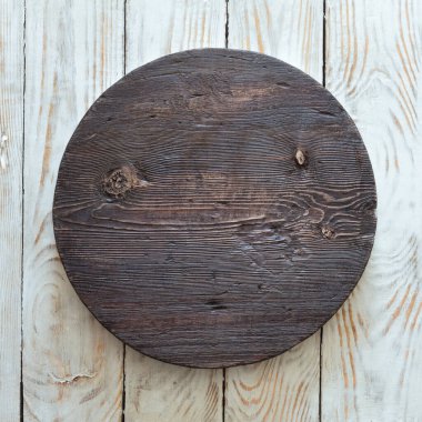 Eski ahşap masa üzerinde boş ahşap plaka, kopyalanmış arkaplan