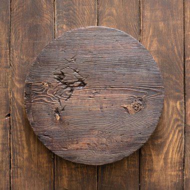 Eski ahşap masa üzerinde boş ahşap plaka, kopyalanmış arkaplan