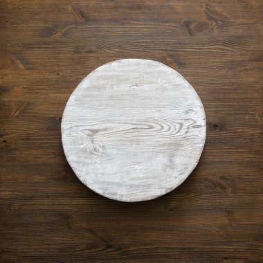 Eski ahşap masa üzerinde boş ahşap plaka, kopyalanmış arkaplan