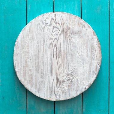 Eski ahşap masa üzerinde boş ahşap plaka, kopyalanmış arkaplan