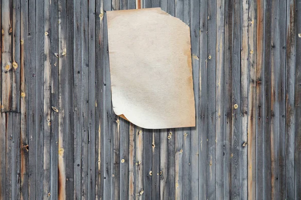 Eski Ahşap Duvarda Beyaz Kağıt Arkaplanda Kopya Alanı — Stok fotoğraf