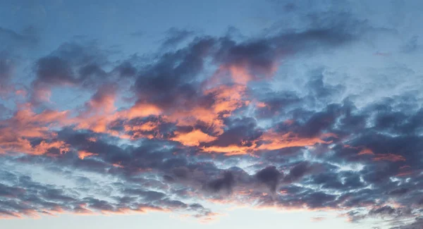 Belle Nuvole Drammatiche Sfondo Del Cielo — Foto Stock