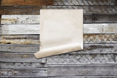 Eski ahşap duvarda beyaz kağıt, arkaplanda kopya alanı