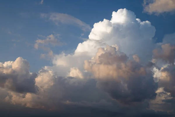 Gyönyörű Felhők Kék Háttér — Stock Fotó