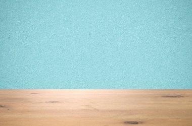 Mavi duvarlı stüdyo tablosu