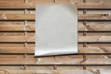 Eski ahşap duvarda beyaz kağıt, arkaplanda kopya alanı