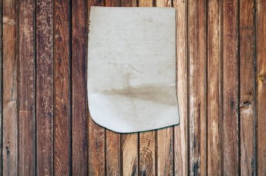 Eski ahşap duvarda beyaz kağıt, arkaplanda kopya alanı