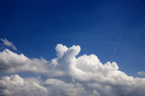 Hermosas Nubes Blancas Contra Cielo Azul —  Fotos de Stock