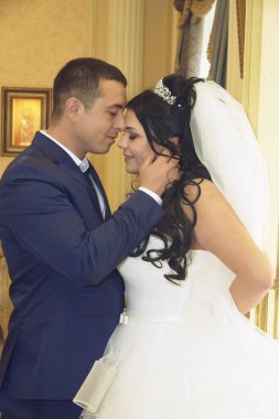 mutlu damat gelin düğün gününde hugs.