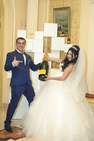 Freudiges Brautpaar Mit Einer Großen Flasche Champagner Restaurant — Stockfoto