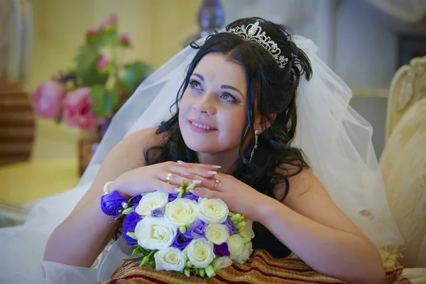 Mariée Heureuse Avec Bouquet Mariage Yeux Rêveurs — Photo