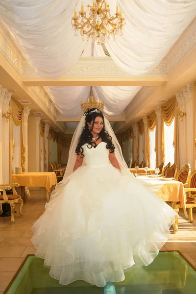 Ευτυχισμένος Φόρεμα Νύφη Έναν Γάμο Ένα Εστιατόριο — Φωτογραφία Αρχείου