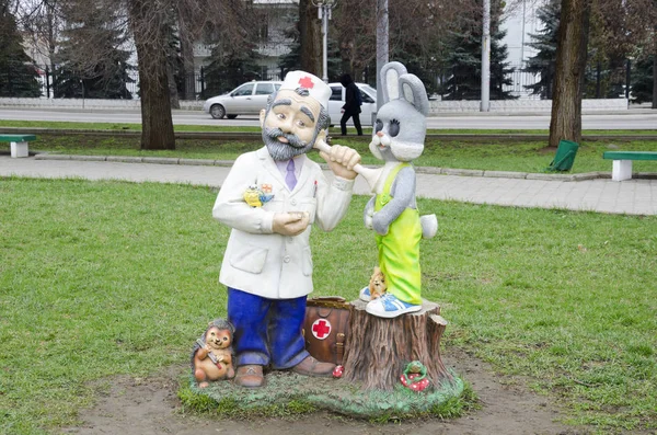 Plac Zabaw Dla Dzieci Postacie Bajki Lekarz Aybolit Zwierząt — Zdjęcie stockowe