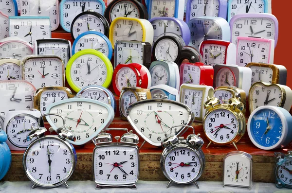 Det är en hel del timmar av väckarklockor i butik — Stockfoto