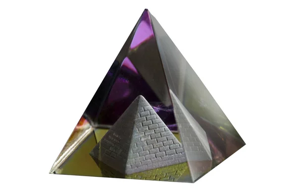 Стеклянная пирамида в пирамиде — стоковое фото
