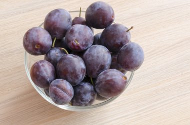 bir tabak içinde olgun Erik