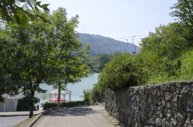 Dağ gölüne giden yol