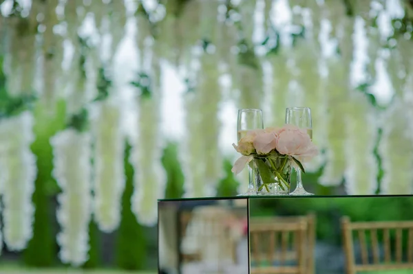 婚礼装饰品和鲜花 — 图库照片