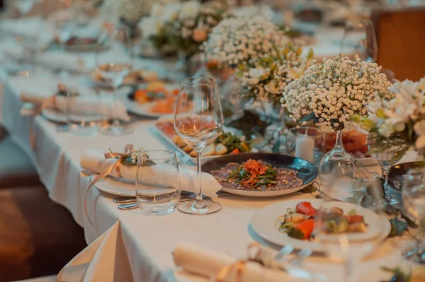 Hochzeitstisch Festsaal — Stockfoto