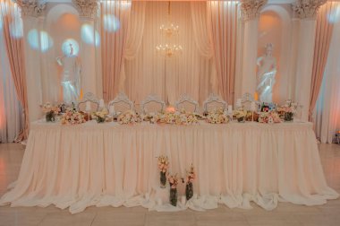 Tablolar için Konuklar süslemeleri ile dekore edilmiş