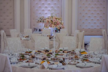 Düğün masaya yiyecek