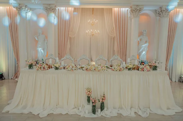 Prachtig ingerichte tabellen voor gasten met decoraties — Stockfoto