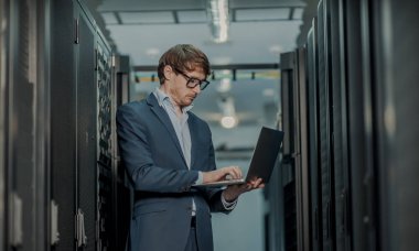  Genç ince modern alüminyum lapto ile engeneer iş adamı