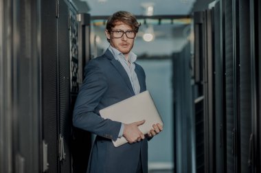  Genç ince modern alüminyum lapto ile engeneer iş adamı