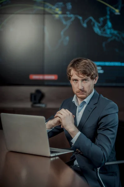 Νέος είναι σύγχρονος επιχειρηματικός άνθρωπος με λεπτή μοντέρνα αλουμινίου Lapto — Φωτογραφία Αρχείου