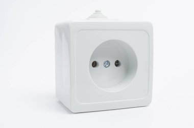 beyaz arka plan üzerinde elektrik prizleri