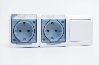beyaz arka plan üzerinde elektrik prizleri