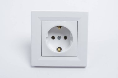 beyaz arka plan üzerinde elektrik prizleri