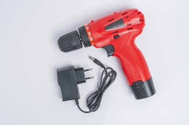 Beyaz arkaplanda elektrikli tornavida