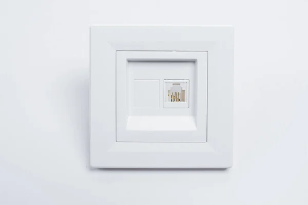 Steckdosen auf weißem Hintergrund — Stockfoto