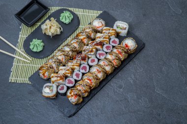 Sushi set - maki sushi ve nigiri suşi farklı.