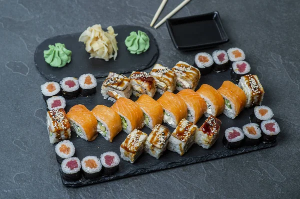 Sushi Set Different Types Maki Sushi Nigiri Sushi — Stock Photo, Image