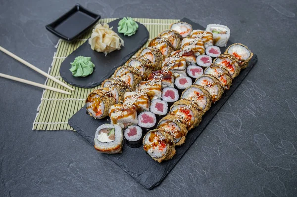 Sushi set - maki sushi ve nigiri suşi farklı.