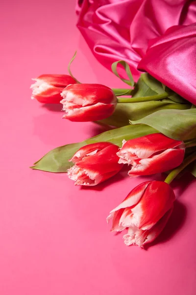 Bouquet Dari Tulip Merah Pada Latar Belakang Merah Muda Kartu — Stok Foto