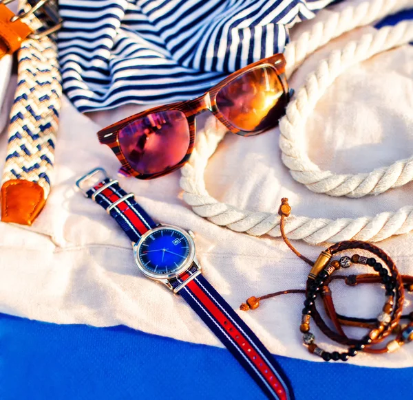 Modeschmuck Für Den Strand Sommerkonzept Ansicht Von Oben Hintergrund Der lizenzfreie Stockbilder