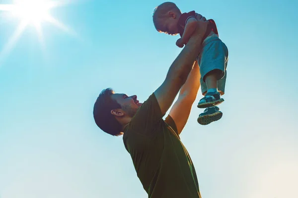 Padre Con Hijo Año Sujetando Hijo Luz Del Atardecer — Foto de Stock