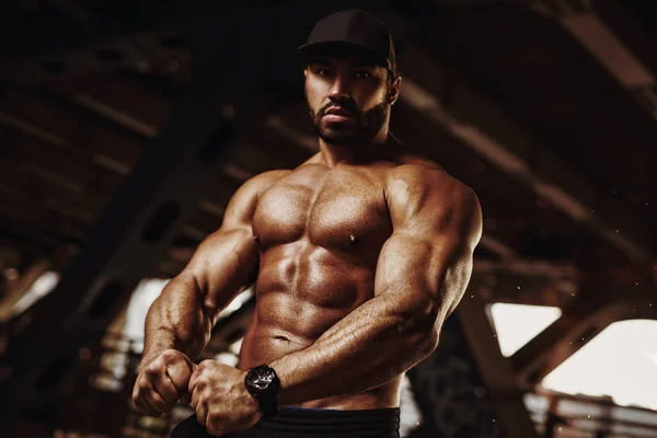 Ung Stark Man Bodybuilder Stående Urbana Staden Interiör — Stockfoto