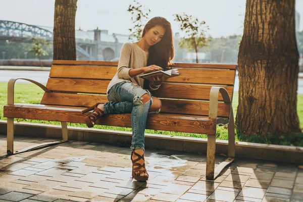 市内で読む本の中のベンチに座っている若い美しさとファッションのアジア女性 — ストック写真