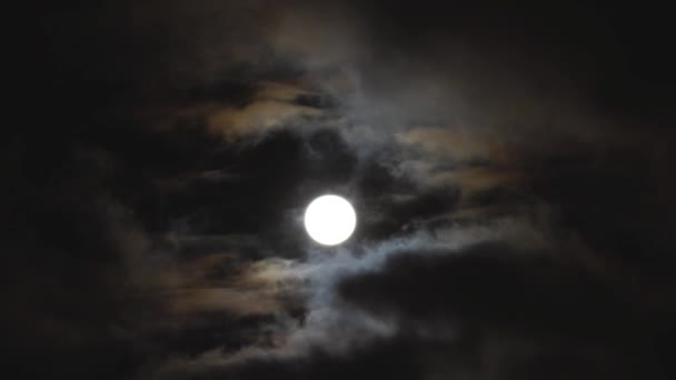 Nuit pleine lune et nuages 