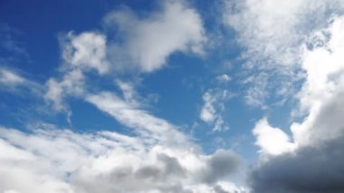 Mavi gökyüzünde bulutlar. 