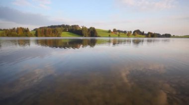 Dalgalar Alps göl kenarında.