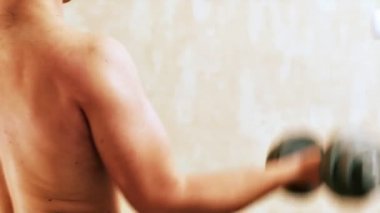 Adam spor egzersizleri dumbbells ile.